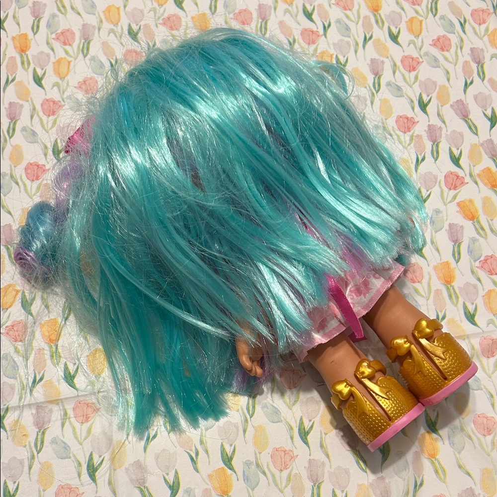 Shopkins Kindi Kids Bella Bow Doll with Teal & Purple Hair and Pink Bow - Picture 2 of 2